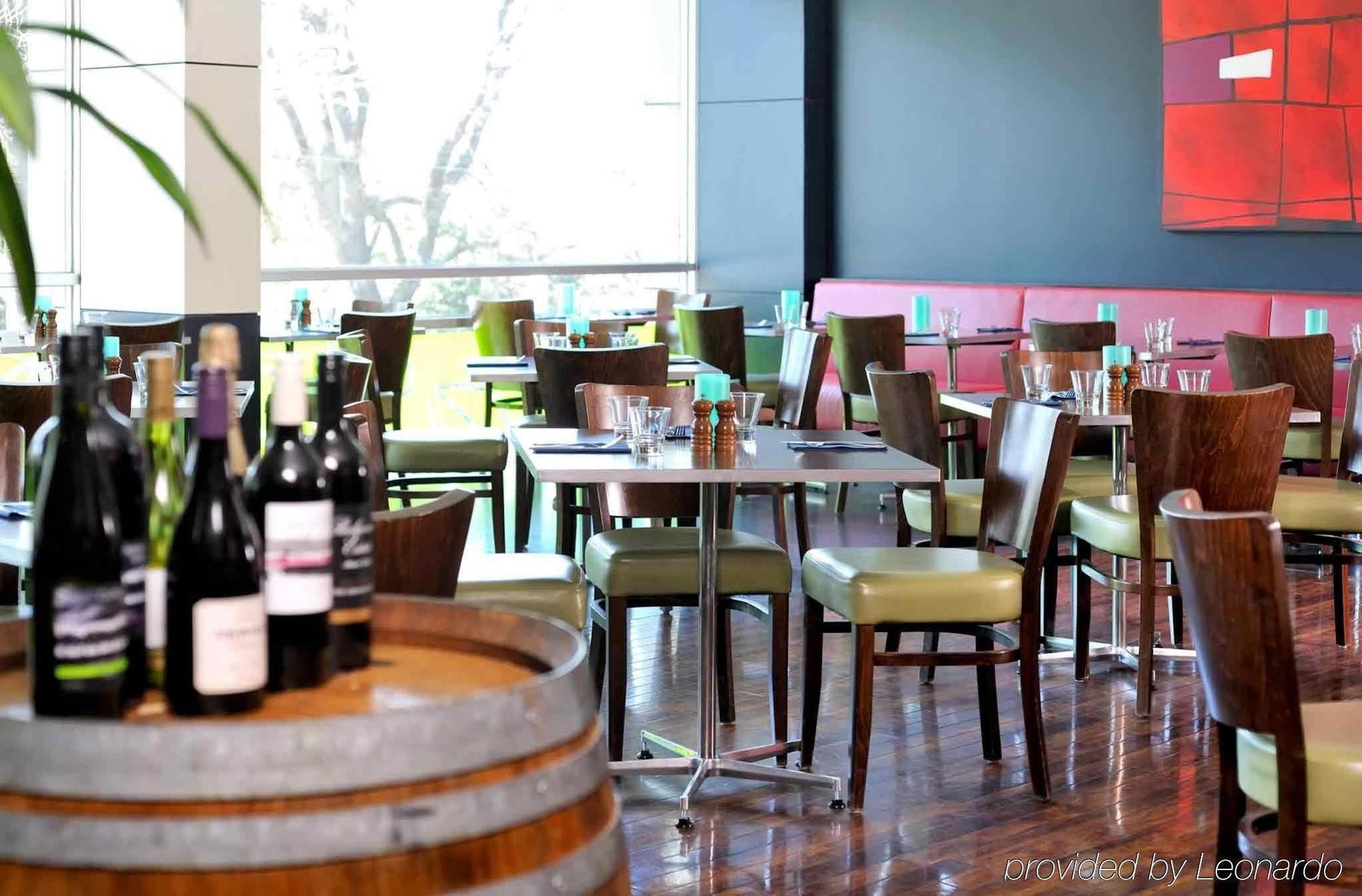 Mercure Melbourne Treasury Gardens Restaurant photo